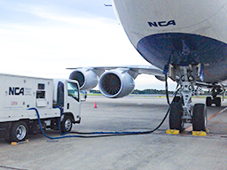 左側トラックが飛行機へ電源を供給する移動式地上電源装置